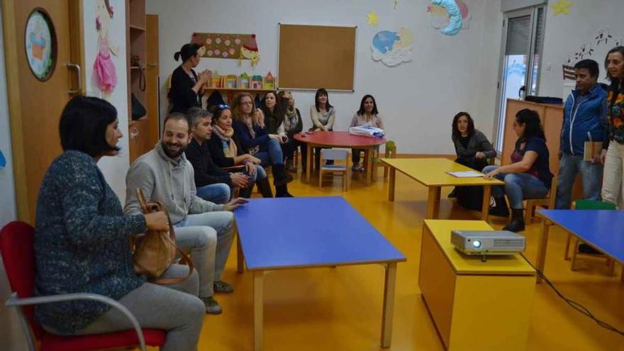 Padres, madres y profesoras que asistieron a la primera sesión del taller &quot;Raíces y alas&quot;.