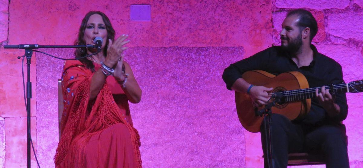 Sobre estas líneas Regina con Juan Benjumea a la guitarra; a la izquierda, María Montaño y su grupo de músicos.  | F.R.L.