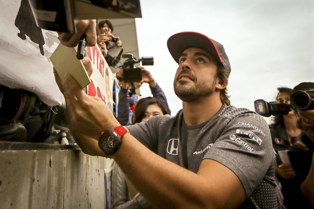 Fernando Alonso baño de masas en Suzuka