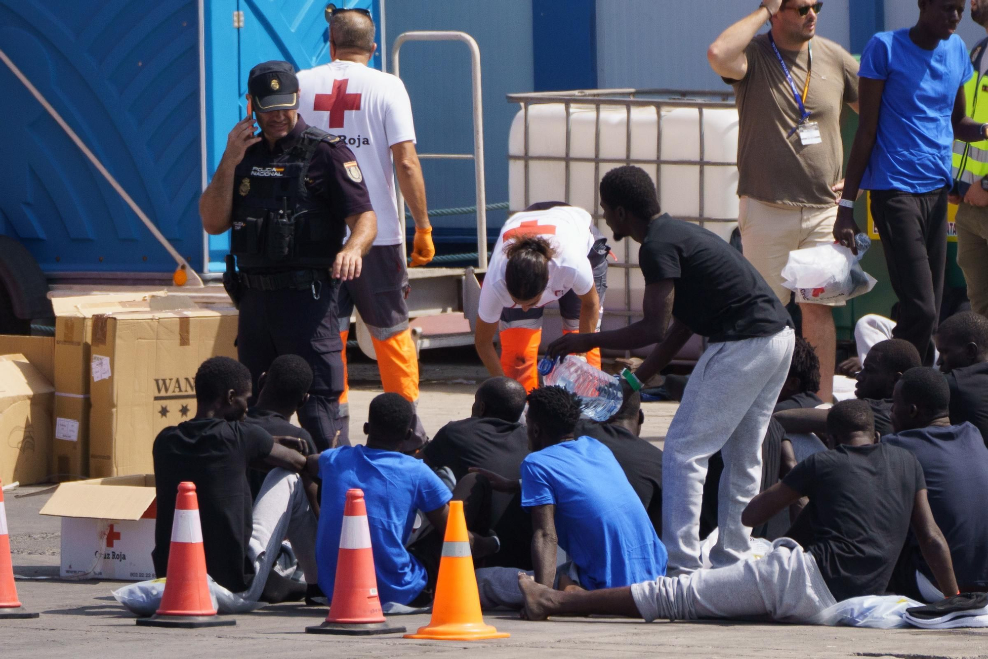A cayuco arrives this Sunday in Tenerife with 65 people, one of them deceased