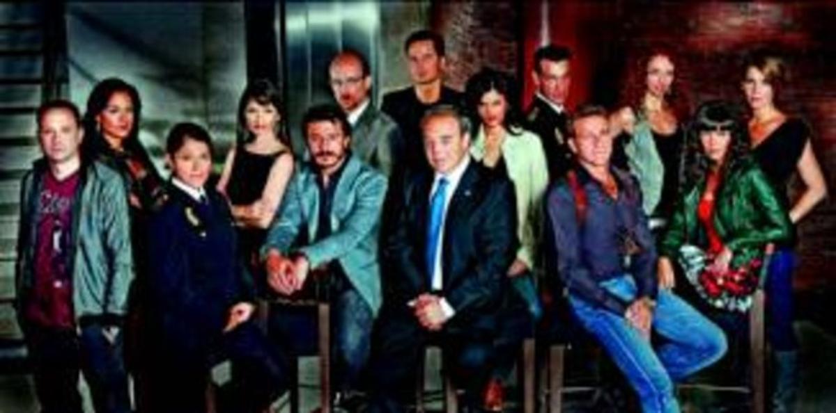 El comisario Tito Valverde (al centre), envoltat per la resta d’actors que han intervingut en aquesta última temporada de la sèrie de Tele 5. El comisario Tito Valverde (al centre), envoltat per la resta d’actors que han intervingut en aquesta última temporada de la sèrie de Tele 5.