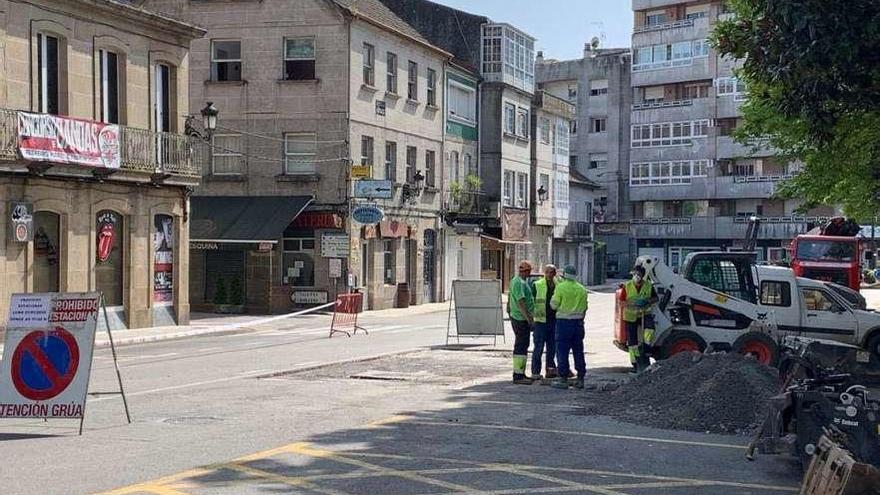 Inicio, ayer, de las catas relativas a las obras para evitar los hundimientos en la Avenida de Galicia. // D.B.M.