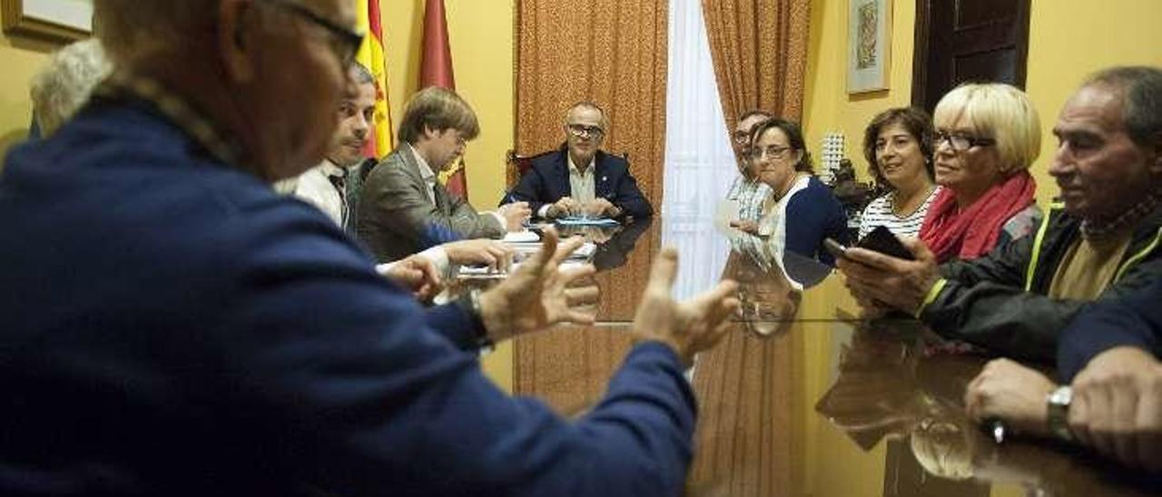 Alcalde y director de la AGI, con vecinos de Seixalbo. // Brais Lorenzo