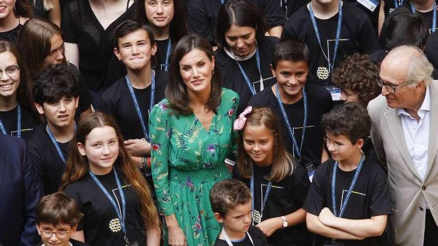 La Reina Letizia posa entre profesores y alumnos de la Escuela Internacional de Música de la Fundación Princesa de Asturias en julio de 2019 en Oviedo.