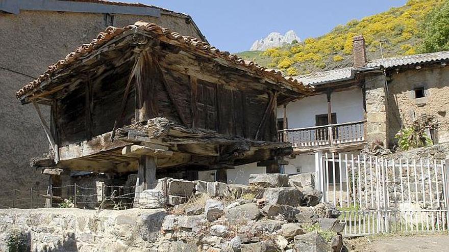 Vista del hórreo de Santa Maria de Valdeón, tomada hoy en el Parque Nacional de Picos de Europa, que mañana cumple 90 años de existencia. La directiva del parque pide ayudas para la conservación y restauración de este hórreo, en evidente estado de abandono.