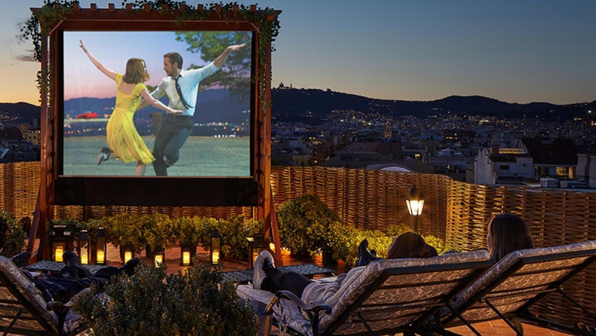 Una sesión de cine en la terraza del Hotel Palace.