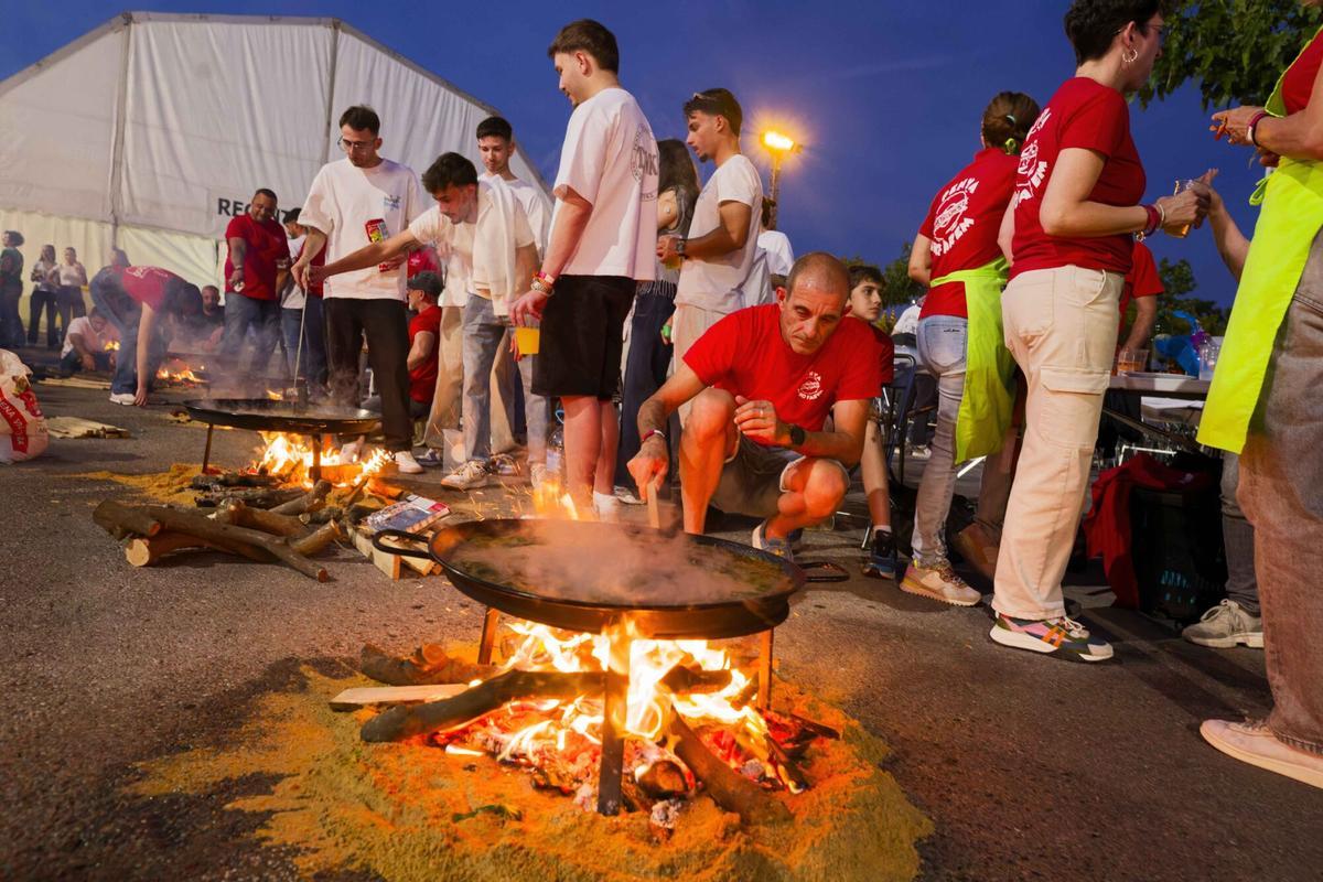 Vila-real viu una multitudinària nit d’empedrats en ple equador de les festes patronals