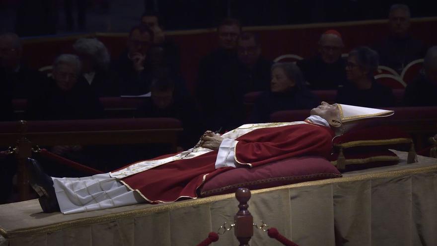 El cuerpo de Benedicto XVI,
expuesto en la Basílica
de San Pedro, el 2 de enero
de 2023.   | // STEFANO SPAZIANI