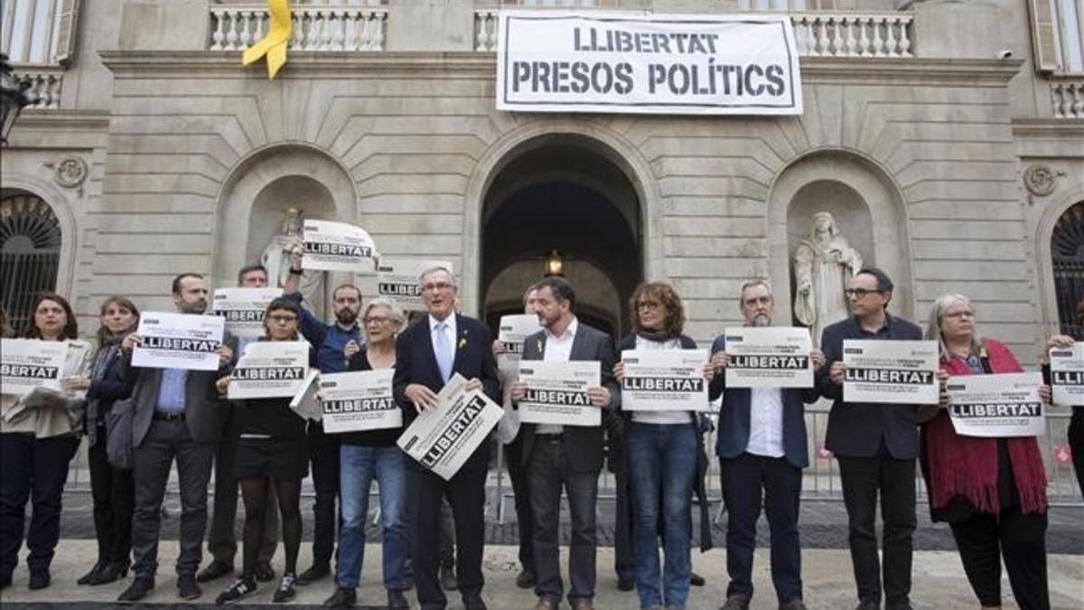 Pancarta 'Llibertat presos polítics' en la fachada del Ayuntamiento de Barcelona, el pasado noviembre.