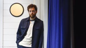 El actor Álvaro Cervantes posa durante la presentación de la película Balandrau. Viento Salvaje