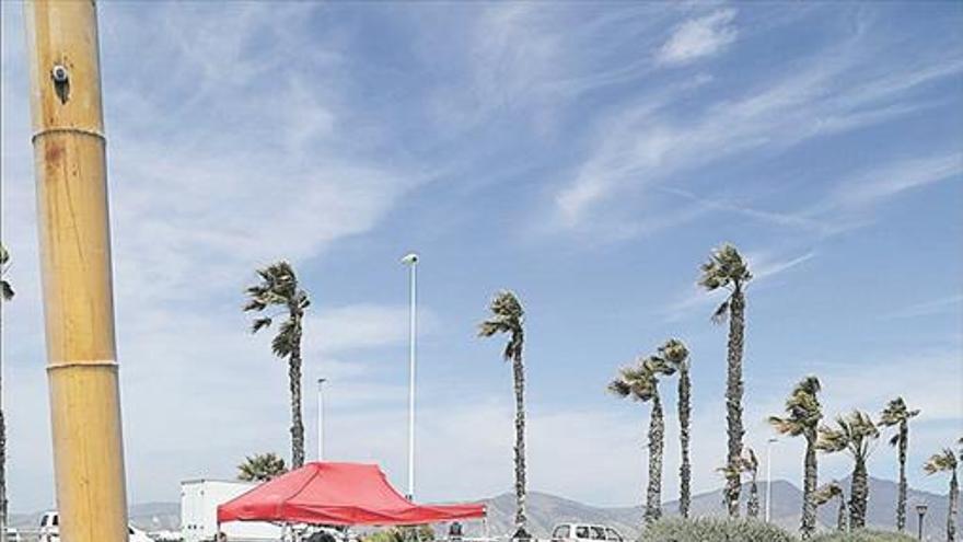 Comienza el montaje en el Grau de Castelló de los chiringuitos de la playa