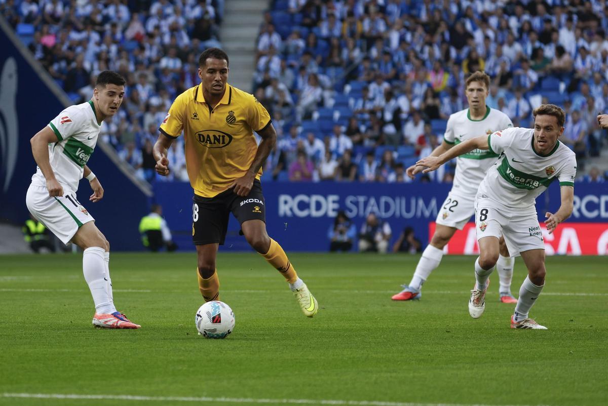 Martim Neto, David Affengruber y Marc Aguado disputan un balón durante el partido de ida.