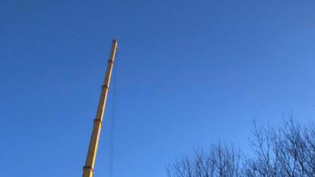 Una grúa iza la torre.