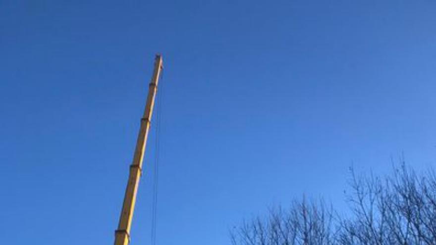 Exitoso operativo para izar una gran torre de telefonía en Borela