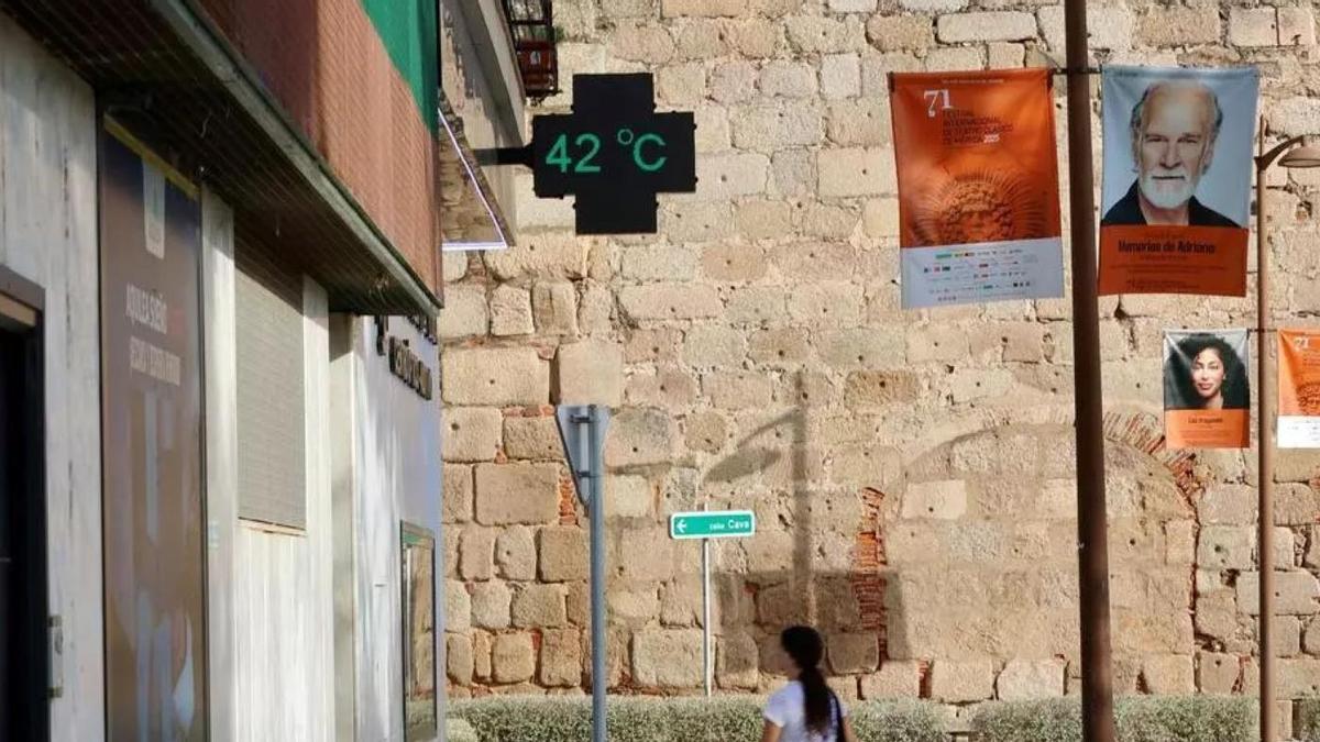 Imagen de archivo de una farmacia en Mérida que marca 42ºC.