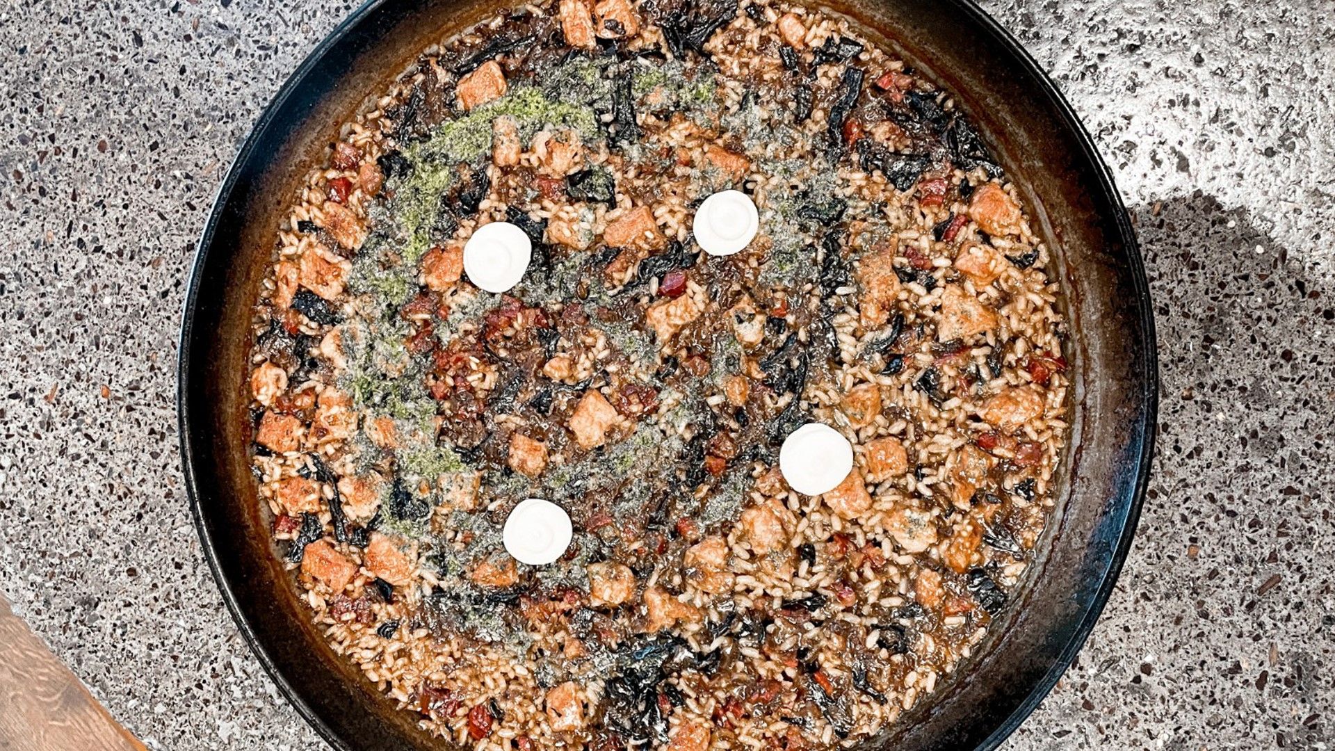 Arroz de secreto ibérico con trompetas de la muerte del restaurante Bar Mono