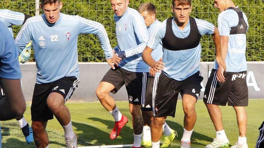 Santi Mina, Iago Aspas y Denis Suárez realizan un ejercicio durante un entrenamiento de pretemporada en A Madroa. // Alba Villar