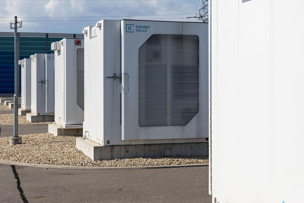 Baterías ubicadas en la subestación de Vilna para servir de respaldo al sistema eléctrico en caso de que sea necesario.