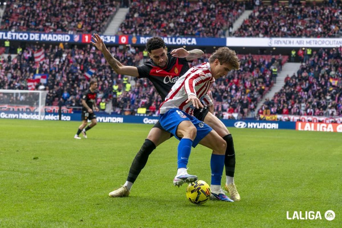 Omar presiona a Barrios durante el partido ante el Atlético de Madrid.