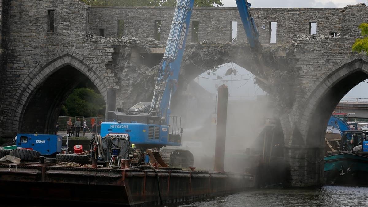 La demolición del puente.