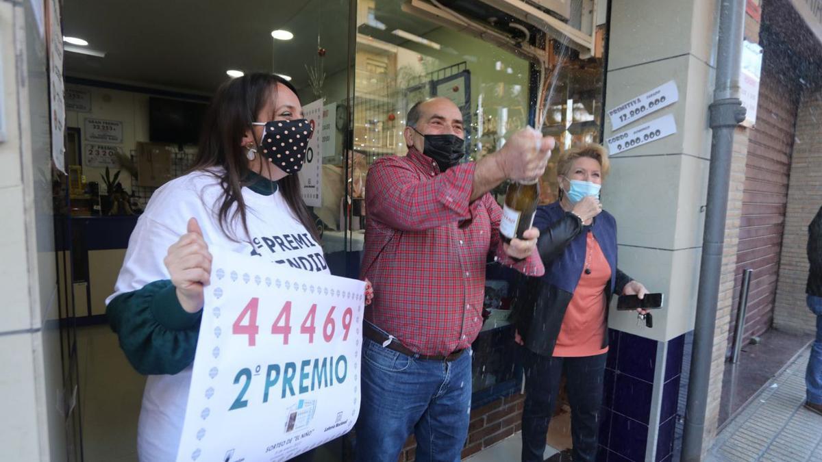 Administraciones de lotería de Paiporta y Carlet que vendieron el segundo premio de la lotería de El Niño.  | F.BUSTAMANTE/PERALES IBORRA