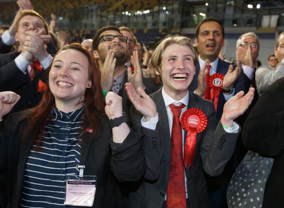 Partidarios laboristas reaccionan mientras Paul Sweeney es anunciado como el nuevo diputado para Noreste de Glasgow para las elecciones parlamentarias británicas.
