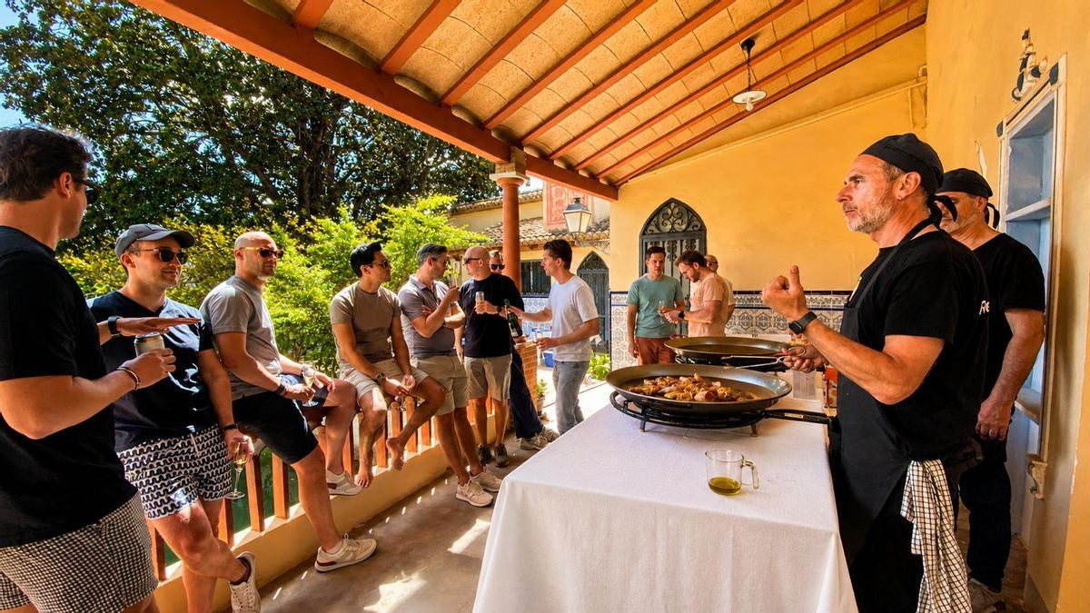 Preparación de una paella valenciana durante un evento en Casa Magnolia Alquería.