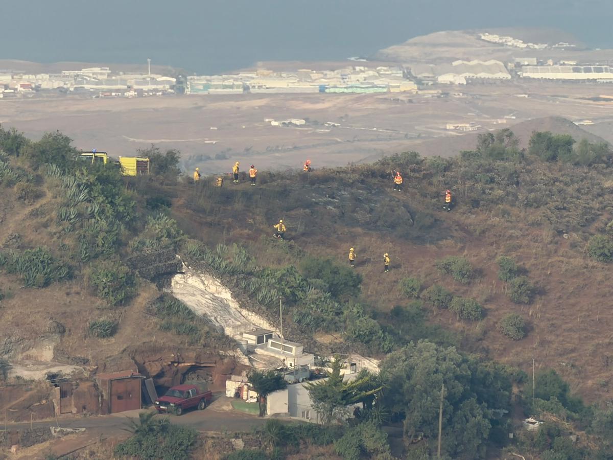 Medios terrestres en las inmediaciones del incendio ocurrido en las medianías de Telde.