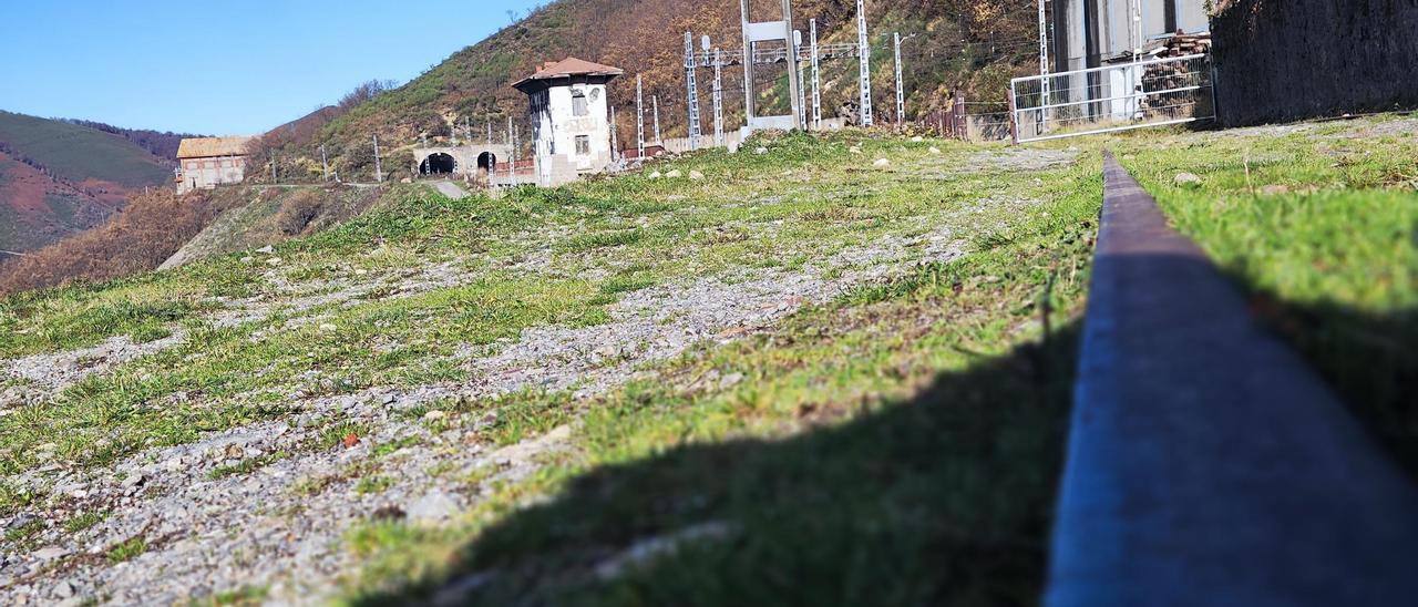 Una vía muerta, con la estación de Pajares la fondo. | A. Velasco