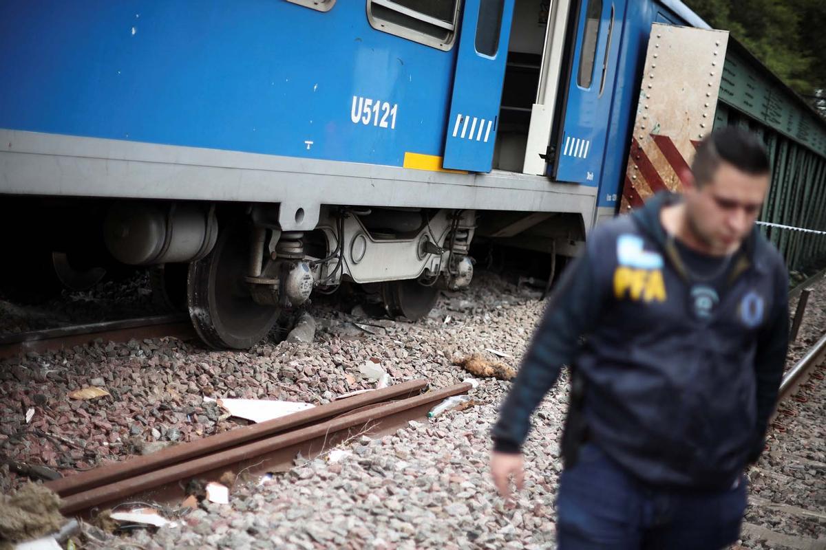 Tren de pasajeros se estrelló contra un tren de mantenimiento en Buenos Aires, dejando al menos 30 personas hospitalizadas, dos de las cuales estaban en estado grave