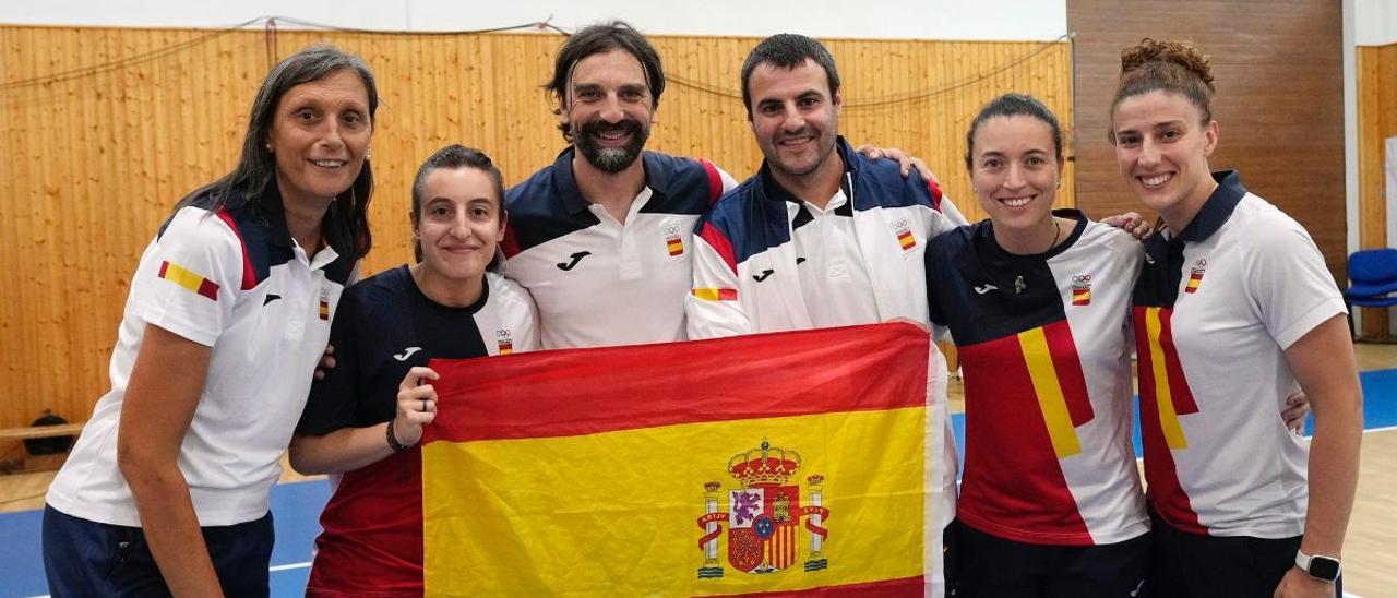 Mireia Capdevila, segunda por la derecha, con el cuerpo técnico de España sub 16 femenino de baloncesto en el Festival Olímpico de la Juventud Europea.