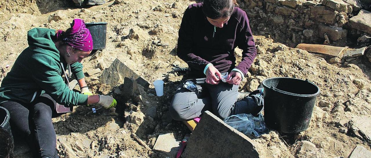 Claudia Caso y Nieves Candelas, trabajando en el yacimiento de Argandenes, en Piloña, en 2018.