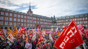 Manifestantes convocados por CCOO y UGT para exigir subidas salariales, en la Plaza Mayor de Madrid.