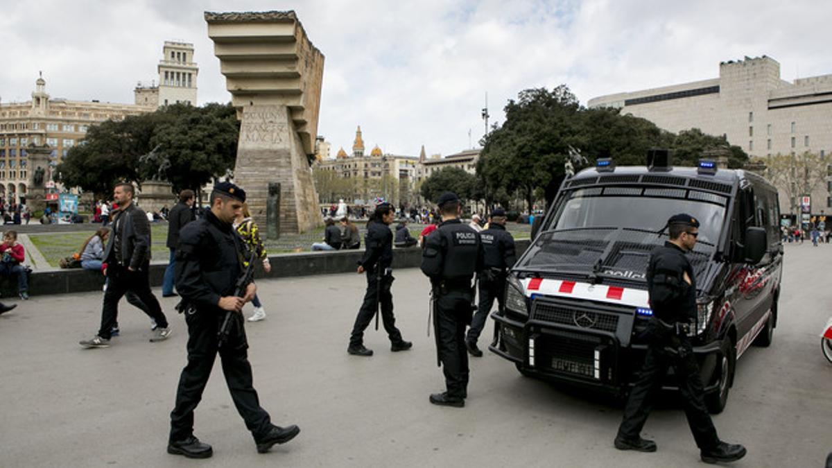 Mossos en la plaza Catalunya de Barcelona