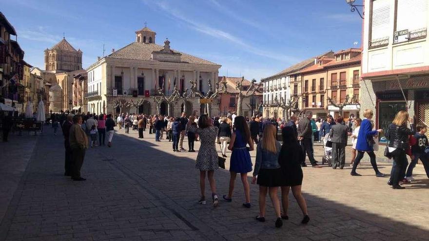 Toresanos y turistas llenaban en la mañana de ayer el centro de la ciudad de Toro.