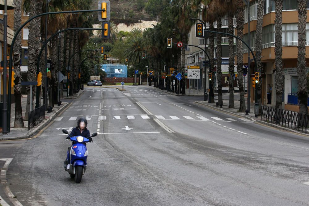 Con más de una semana de confinamiento cumplida, la ciudad de Málaga sigue dejando imágenes desoladoras en sus calles. Pocos transeúntes en puntos siempre tan bulliciosos como el Muelle Uno o apenas tráfico en el Paseo de los Curas, normalmente atestado de vehículos a cualquier hora del día.