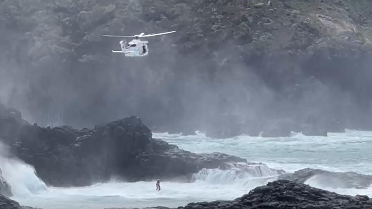 Varios helicópteros intervienen en el rescate de dos personas en Bajamar