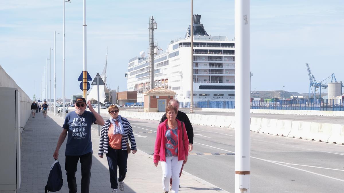 Turistas en el crucero que este viernes ha llegado al Puerto alicantino.