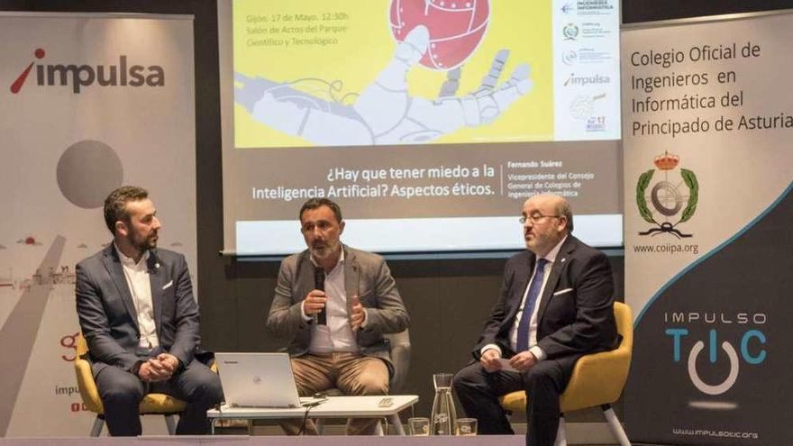 La conferencia de Fernando Suárez, primero por la izquierda, junto a Luis Díaz y José García Fanjul, ayer en el Parque Tecnológico.