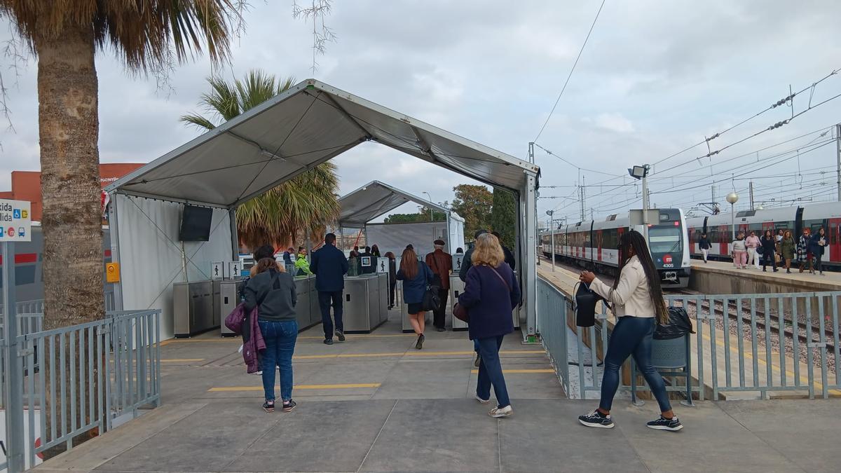 Personas usurarias del metro en la estación de Valencia Sud
