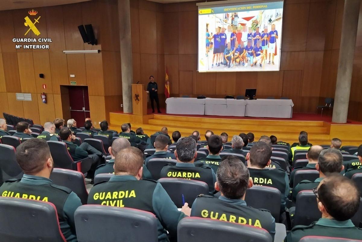 Agentes participan en una formación para ejercer en festejos taurinos.