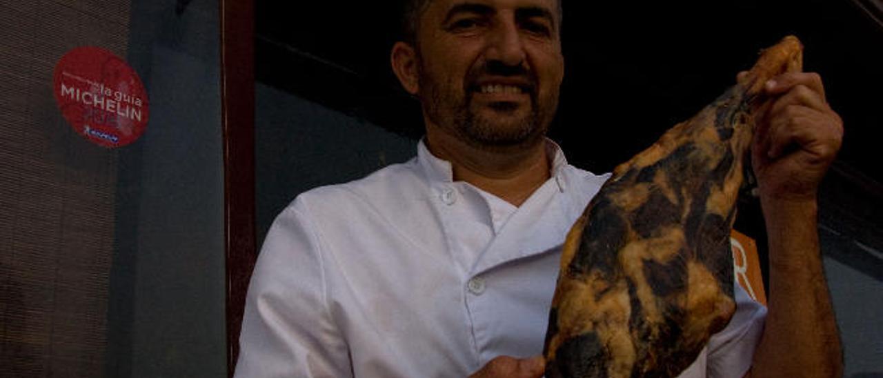 Marcos Gutiérrez Vera, con un jamón de pata de cabra.