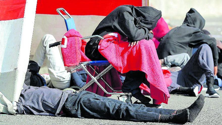 Inmigrantes subsaharianos atendidos durante la jornada de ayer en el Puerto de Arguineguín tras ser rescatados por una embarcación de Salvamento Marítimo.