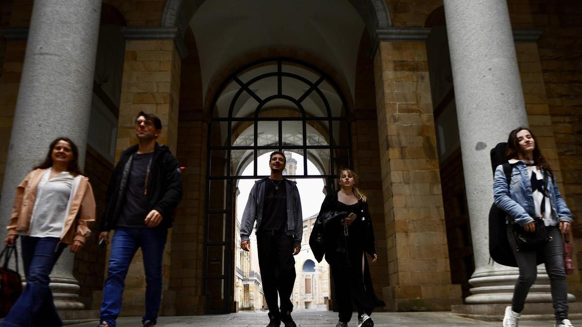 Vídeo: El día a día en la Universidad Laboral de Gijón, una "pequeña ciudad" con alrededor de 5.000 personas en "una de las grandes joyas de Asturias"