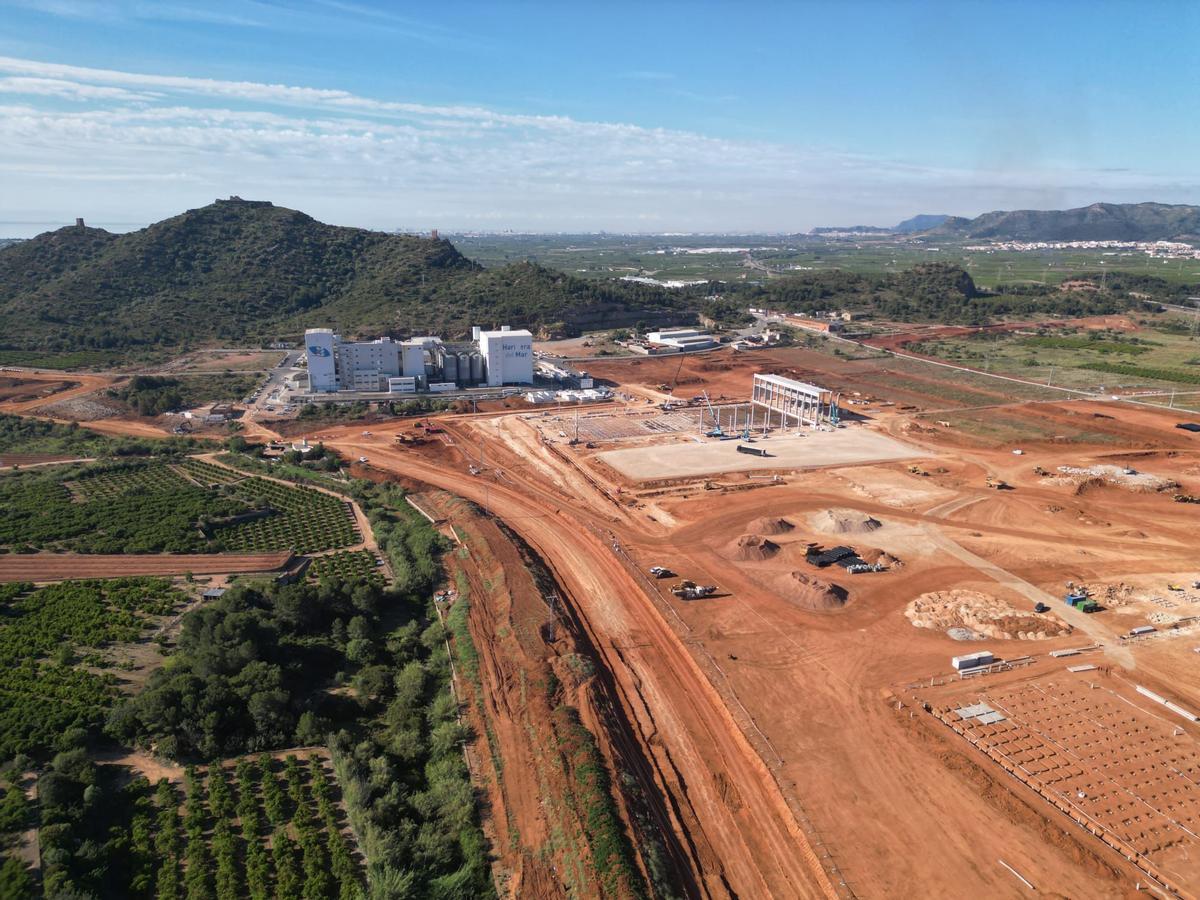 Al mismo tiempo que avanzan las obras de los accesos, también han comenzado los trabajos de movimiento de tierras y adecuación del terreno para la construcción del futuro centro logístico de la multinacional danesa JYSK, una infraestructura que ocupará una superficie de 273.000 metros cuadrados.