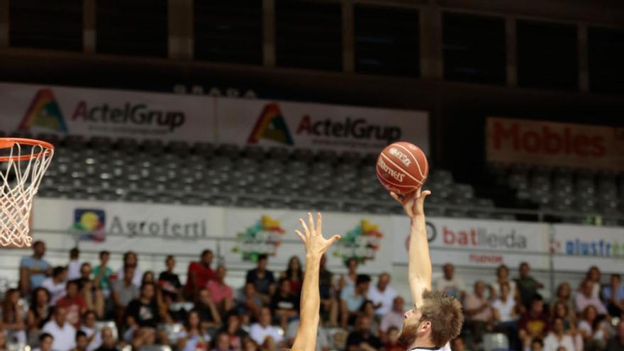 El UCAM doblega al Baskonia y continúa invicto