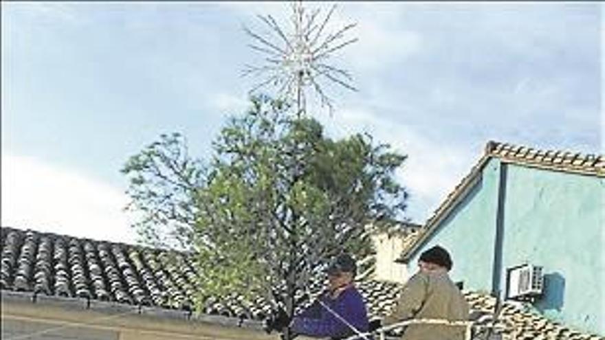 El árbol de Navidad se monta con materiales ecológicos