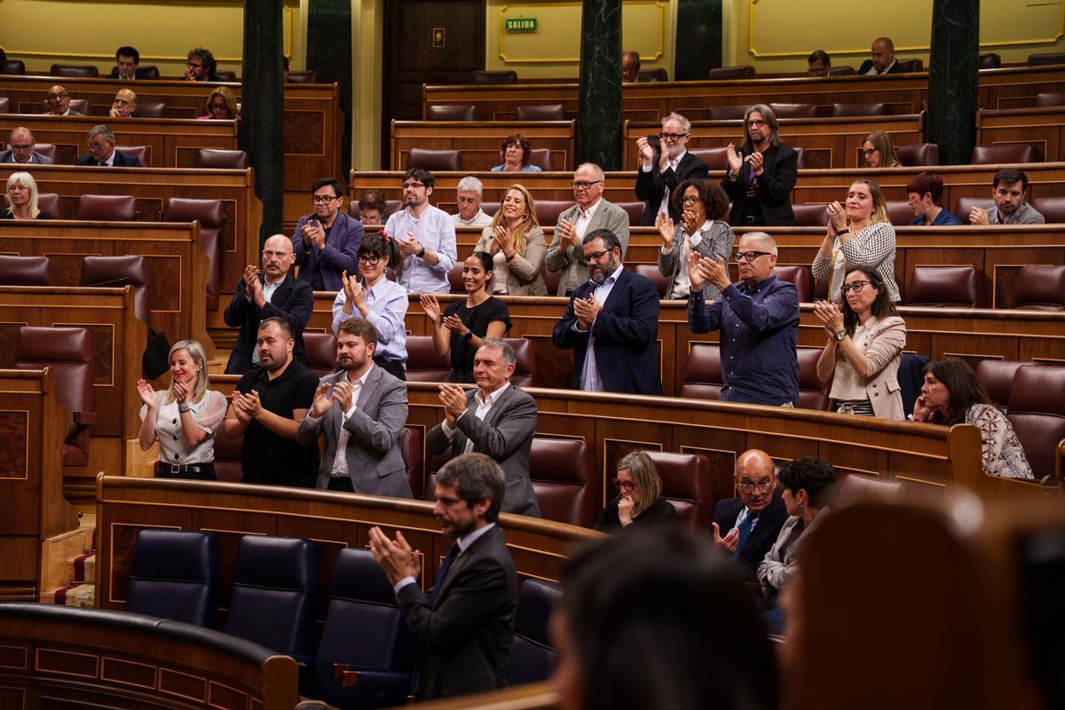 La bancada de Sumar aplaude durante una sesión plenaria en el Congreso, a 28 de abril de 2026, en Madrid (España). El Pleno del Congreso debatirá y votará este martes, 28 de abril, el decreto ley que incluye la prórroga automática de los alquileres que vencen 2026 y 2027, una norma que no cuenta con suficientes apoyos para su aprobación ante el rechazo expresado por el PP, Vox y Junts, que suman mayoría absoluta. 28 ABRIL 2026 Matias Chiofalo / Europa Press 28/04/2026. Matias Chiofalo
