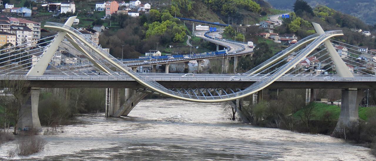 El río Miño, a su paso por Ourense, con el caudal elevado, aunque de momento sin riesgo de inundación