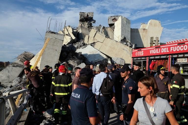 Decenas de muertos al desplomarse un puente de una